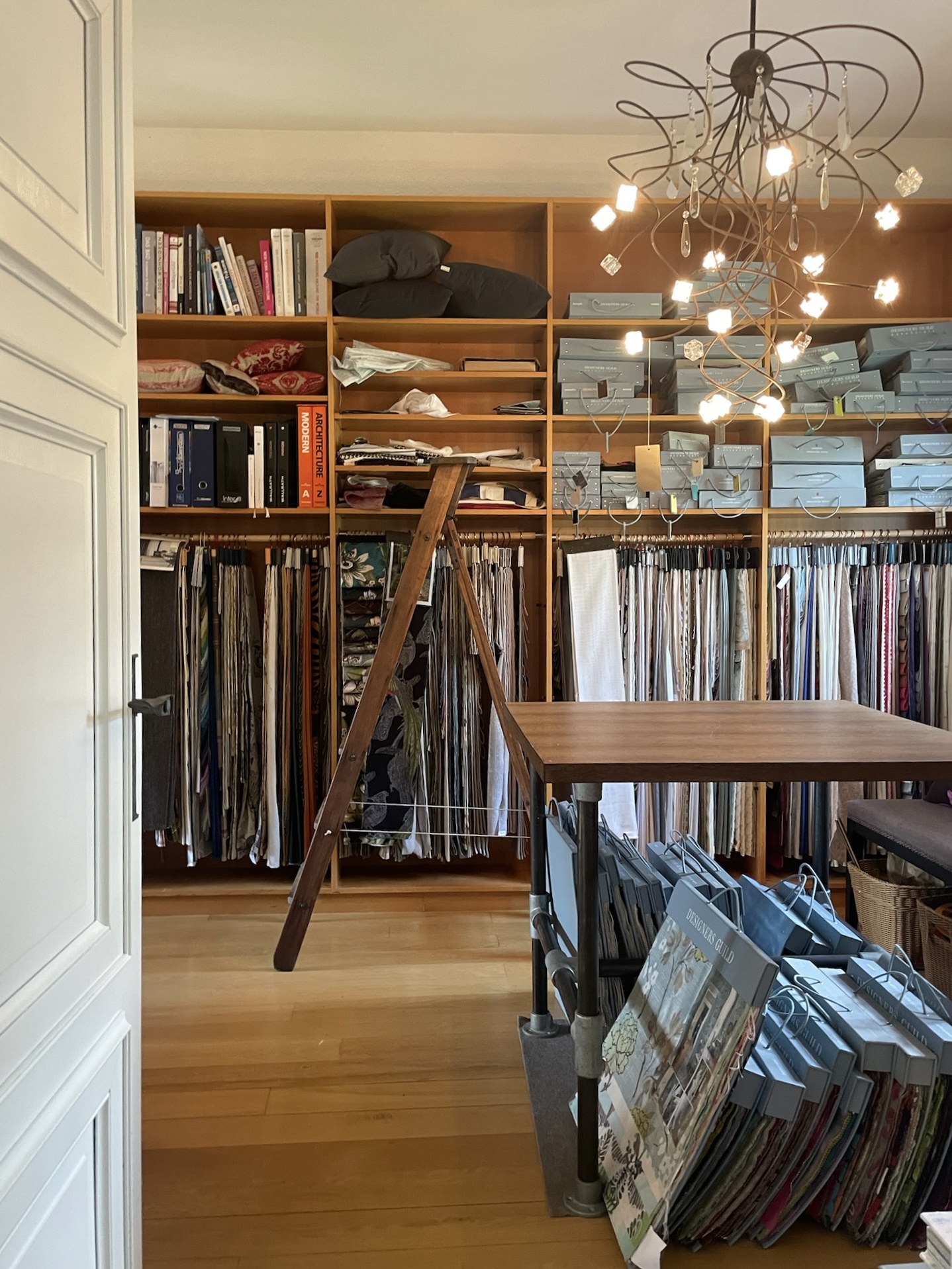 Stoffzimmer mit ausgewählten Textilien — Designers Guild und Leitner Leinen