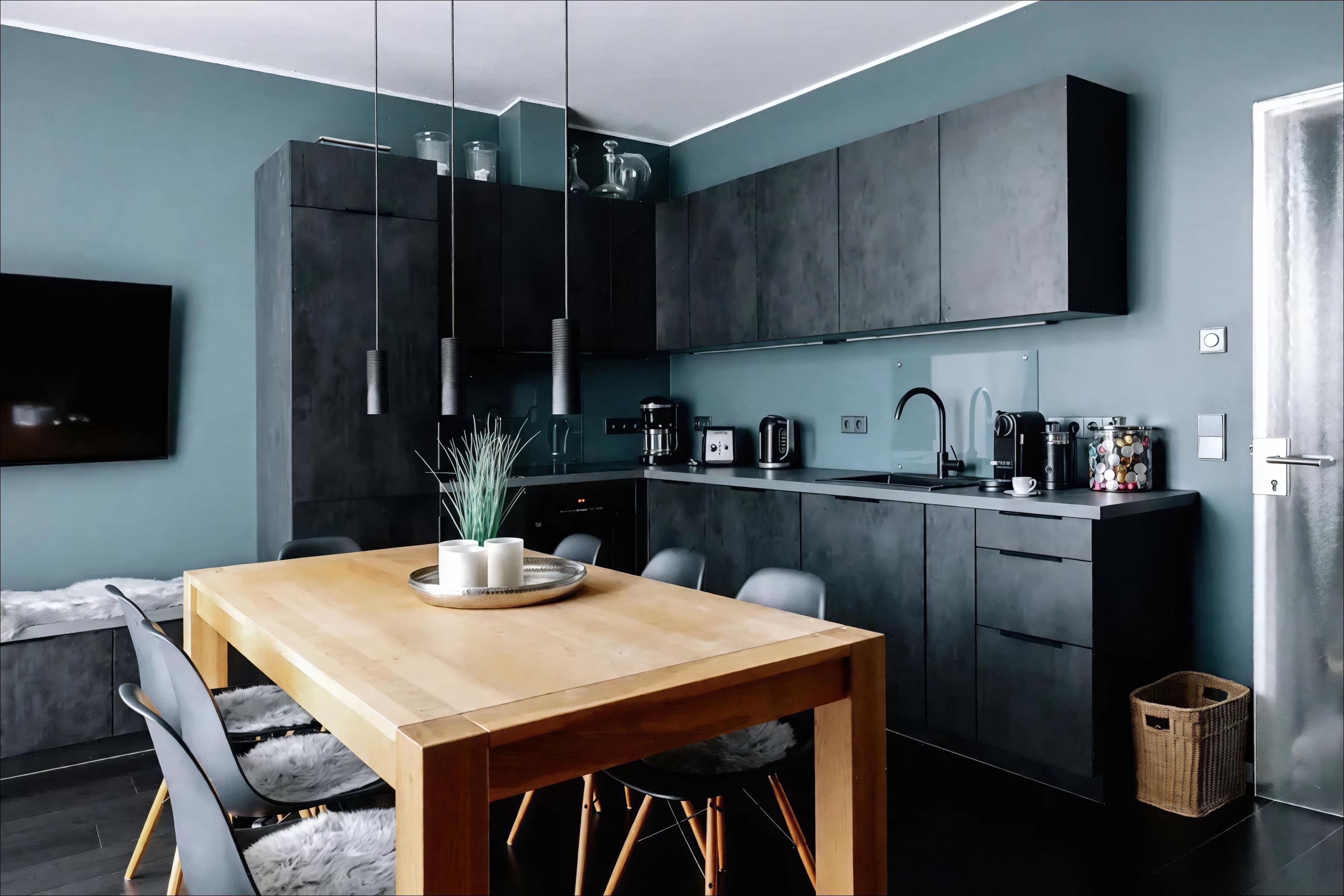 Rempp-Küche in Schwarz mit Esstisch aus Eiche, Studio Dresden