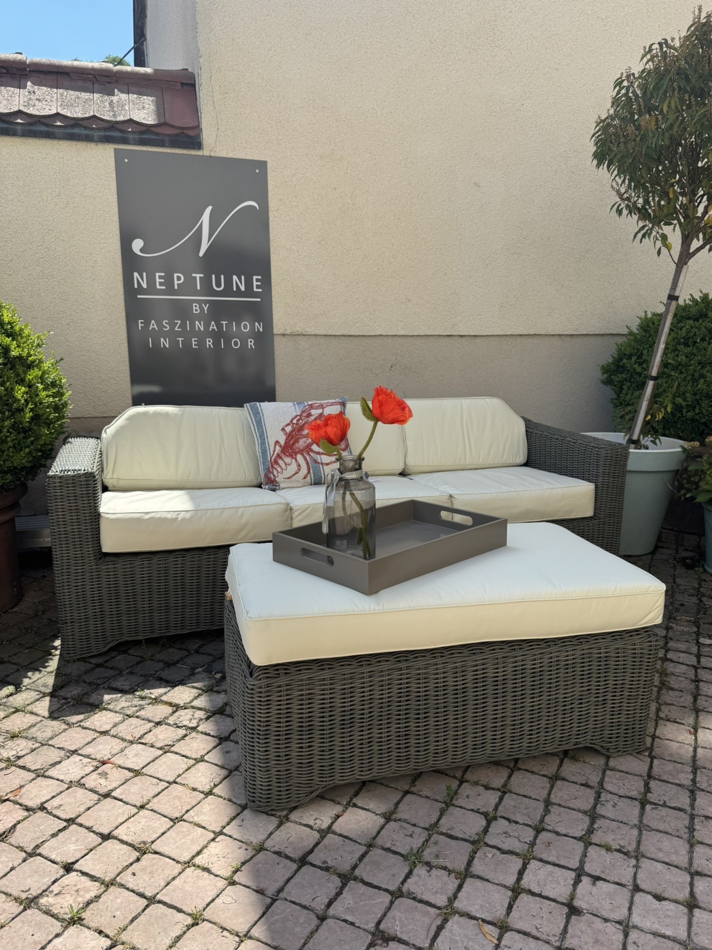 Gartenmöbel im Hof der Villa Oschatz, Sofa aus Geflecht mit hellen Polstern