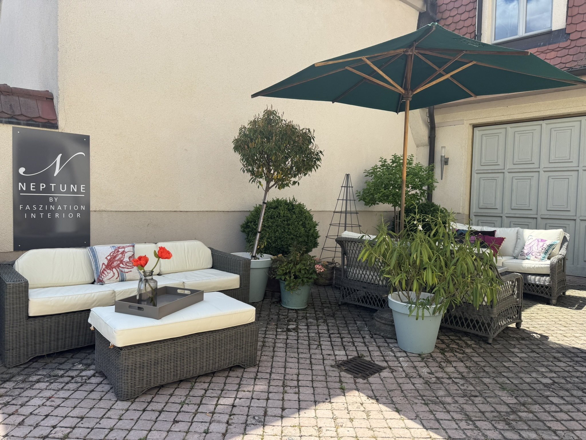 Neptune-Gartenmöbel im Hof der Villa Oschatz