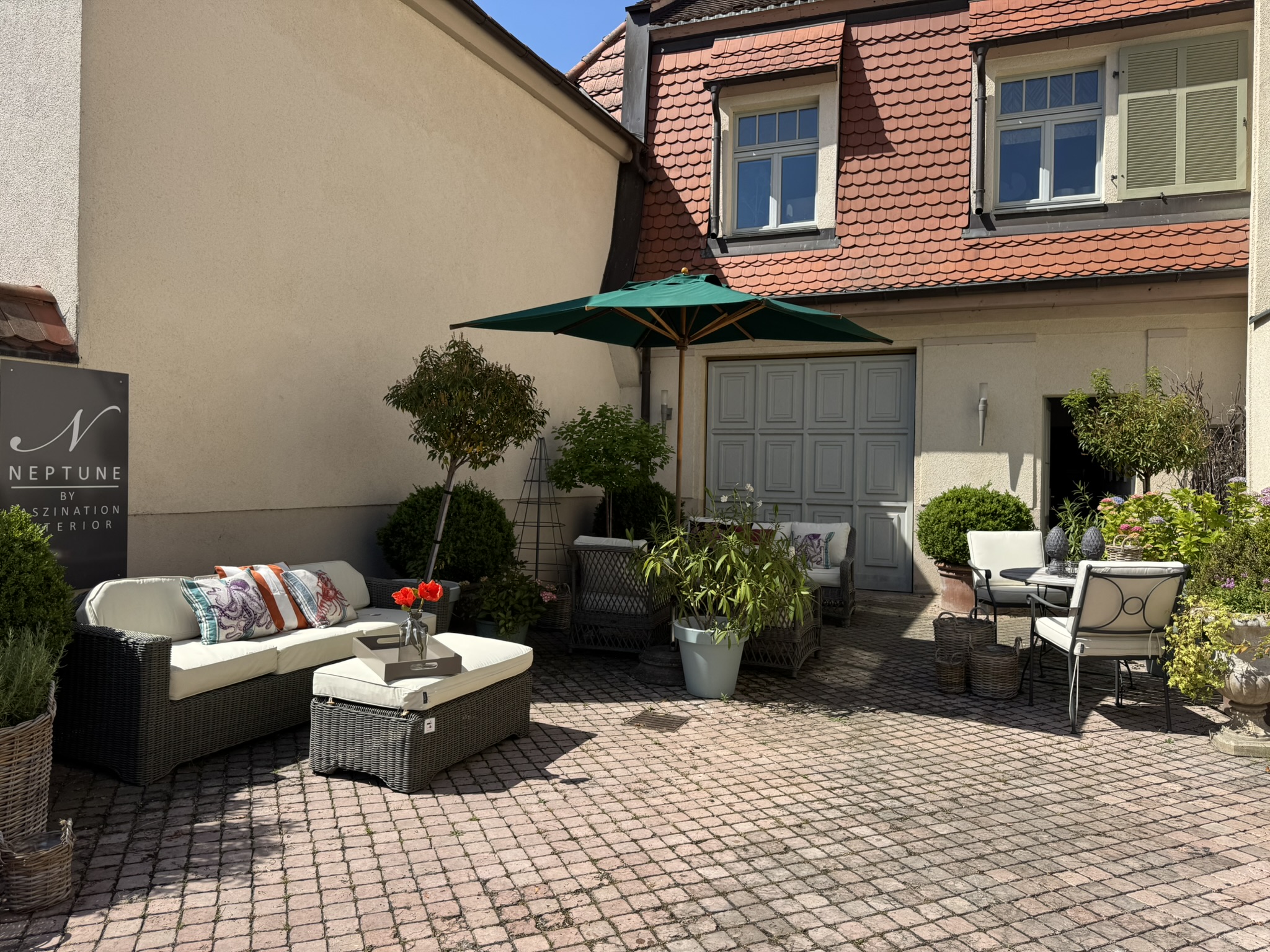 Neptune-Gartenmöbel im Hof, Lounge mit Sonnenschirm