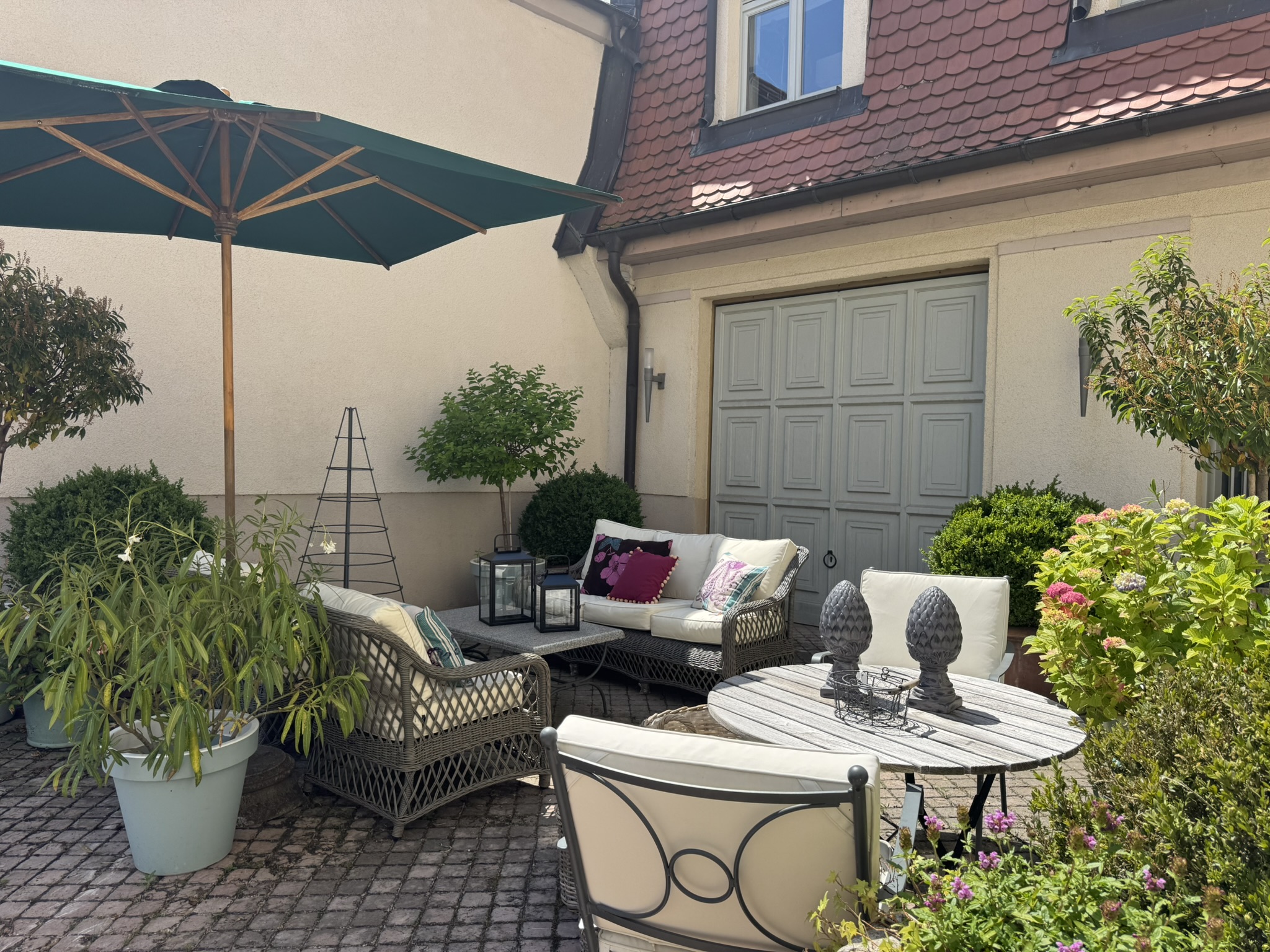 Hof der Villa Oschatz, Neptune-Lounge und Rundtisch