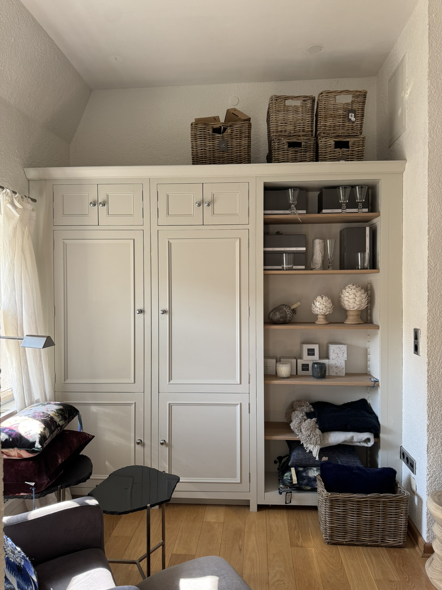 Chichester-Einbauschrank von Neptune in der Villa Oschatz