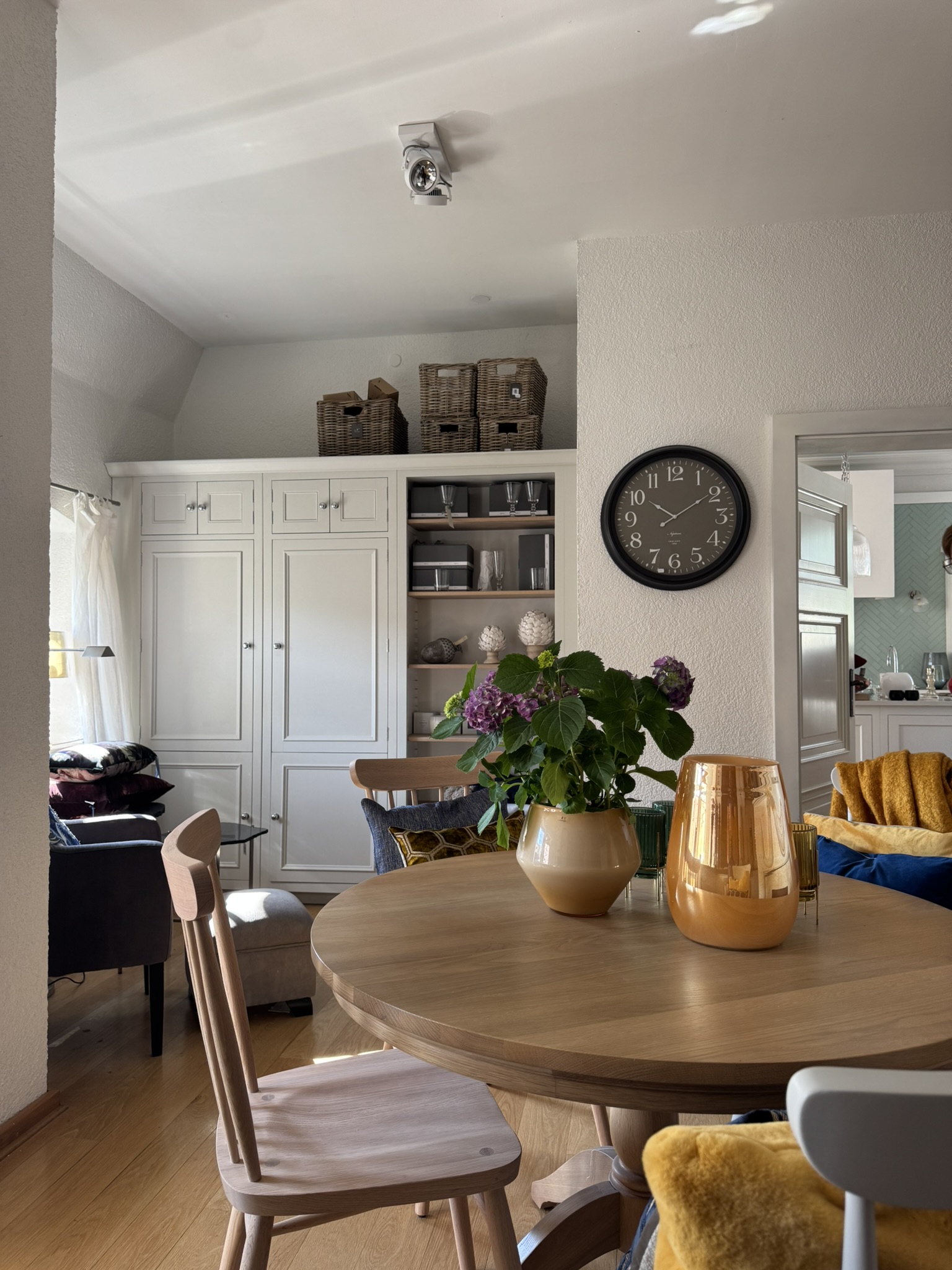 Chichester-Esstisch und Einbauschrank von Neptune