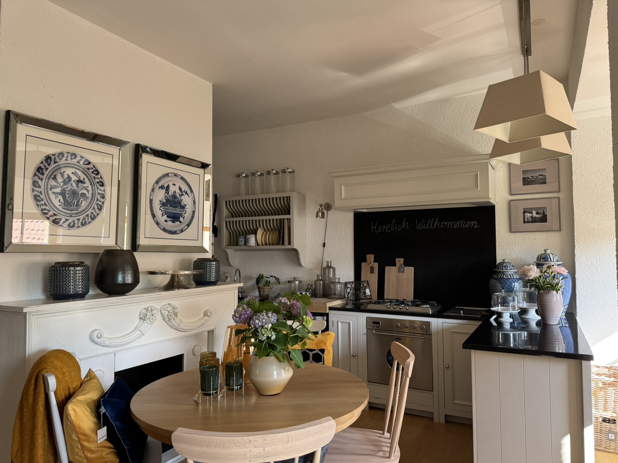 Chichester-Küche von Neptune mit Esstisch in der Villa Oschatz