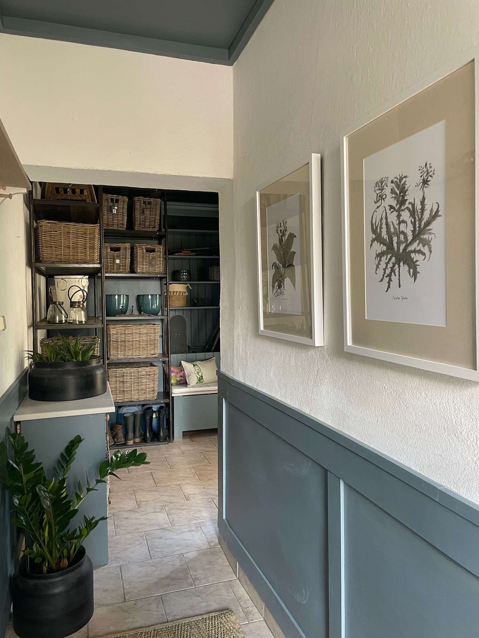 Durchgangszimmer der Villa Oschatz mit botanischen Drucken
