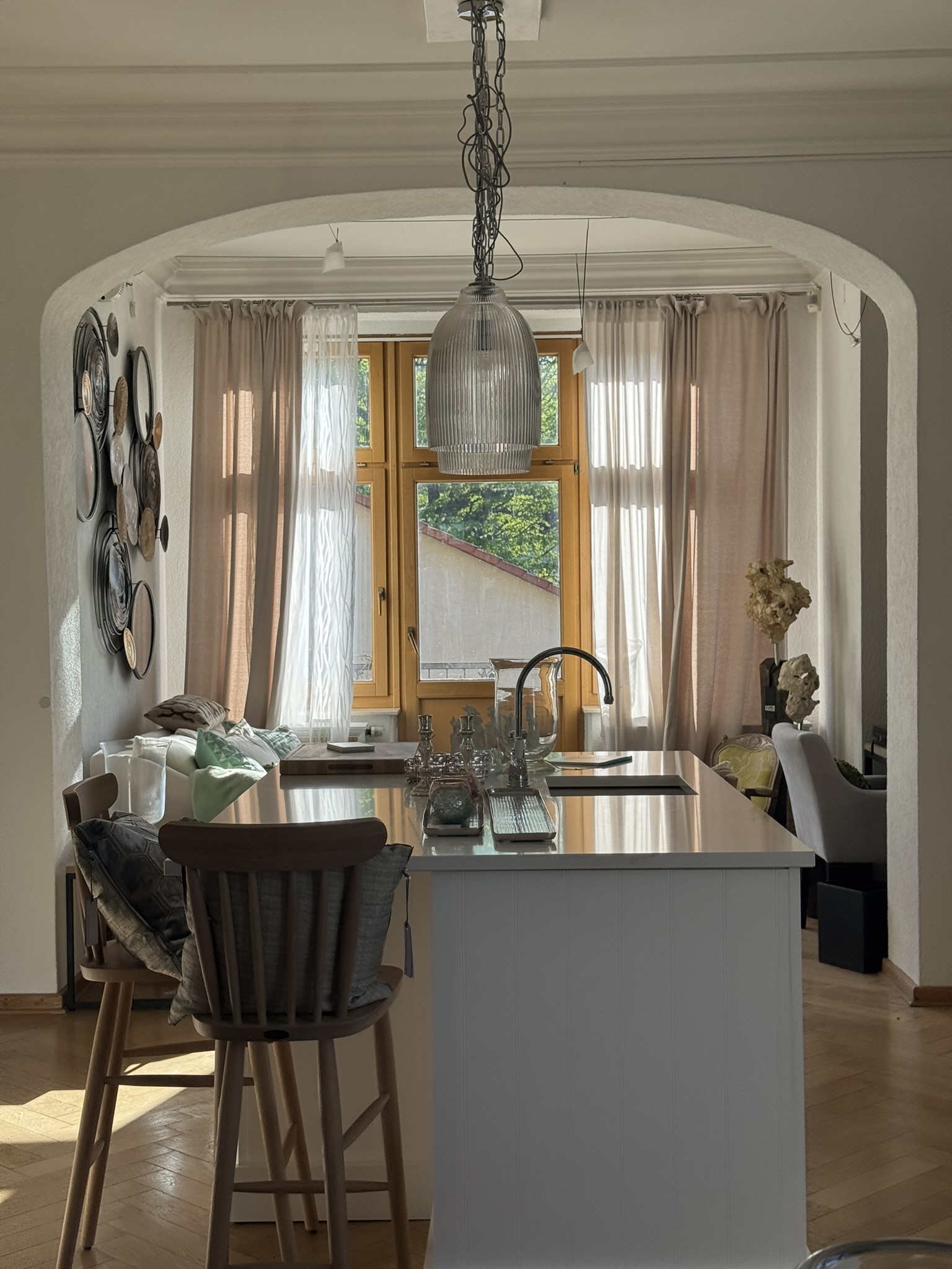 Henley-Küche von Neptune, Blick durch den Bogen zum Fenster