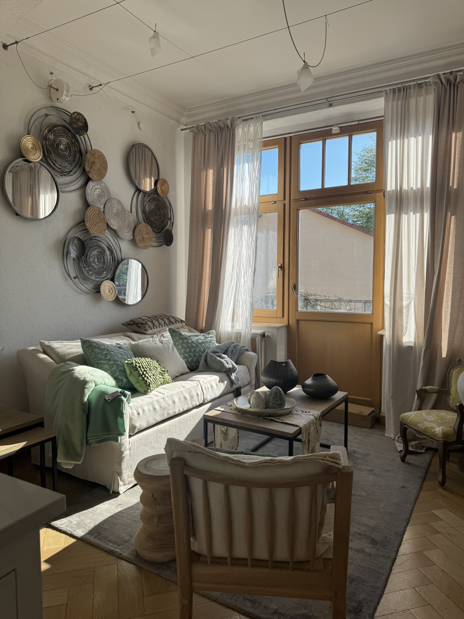 Sitzecke in der Villa Oschatz mit Sofa, Kissen und Vorhängen
