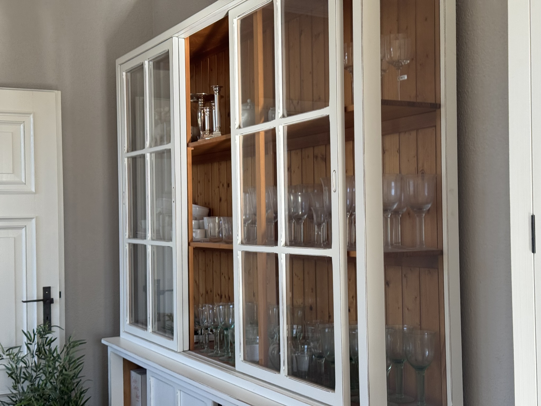 Henley-Vitrine mit Geschirr
